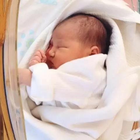 出生24天的宝宝一天睡多久正常,出生一周的宝宝会有哪些表现