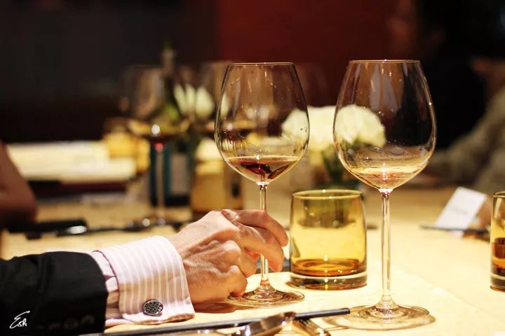 餐厅用菜谱点菜好还是看菜点好,餐厅如何做到点菜方便出菜快