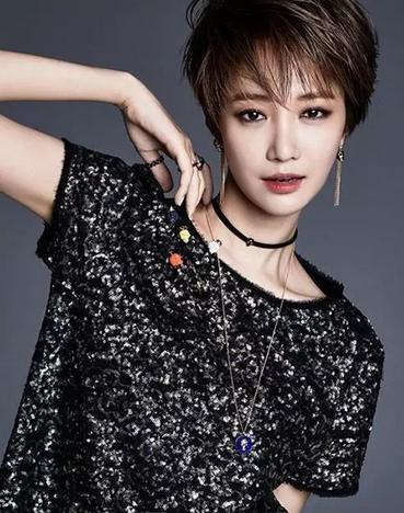 适合40-50岁圆脸中长发发型,适合圆脸微胖女生发型中长卷发