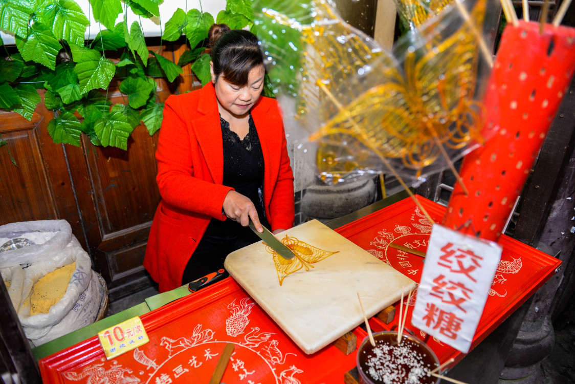 传统的糖画手艺小朋友们超喜欢,又好看又好吃的糖画