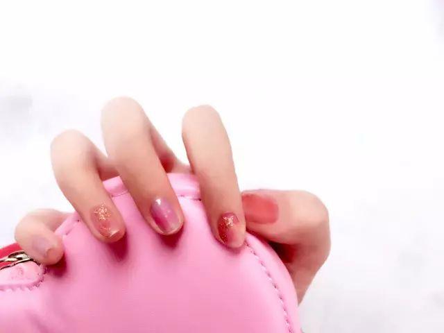 适合夏天显白的指甲油,显白大气夏款指甲油颜色推荐