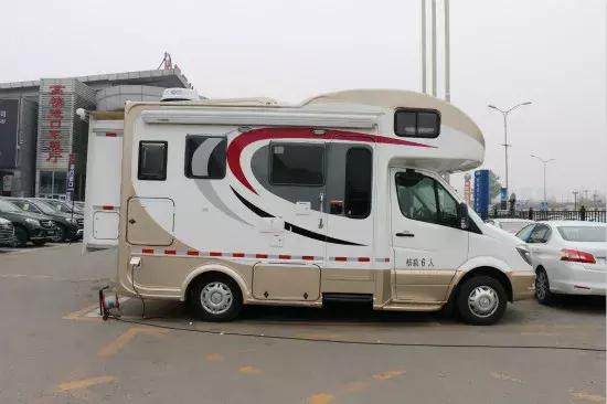 有车有房更有家人的陪伴,有床有车有油还可以烤菜的房车