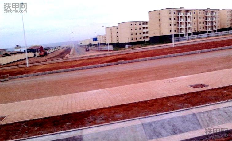 我在非洲开挖机:车坏了没法修,时刻提防打劫盗窃