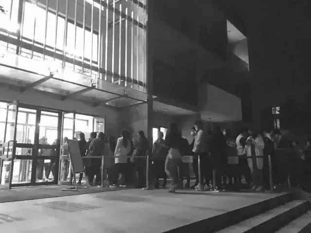 刘昊然papi酱经常穿的中戏校服火了，还有人做起了代购！