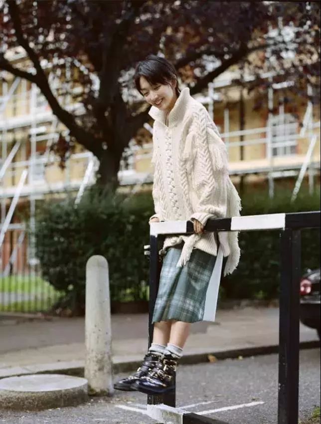 周冬雨同款白色袜子,周冬雨穿袜子教程