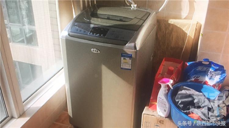 洗衣机洗衣服时一会转动一会不动,洗衣机洗衣服突然停下来