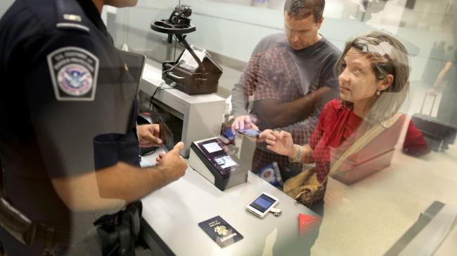 越南女孩来中国被海关扣留一晚上,入境被扣押