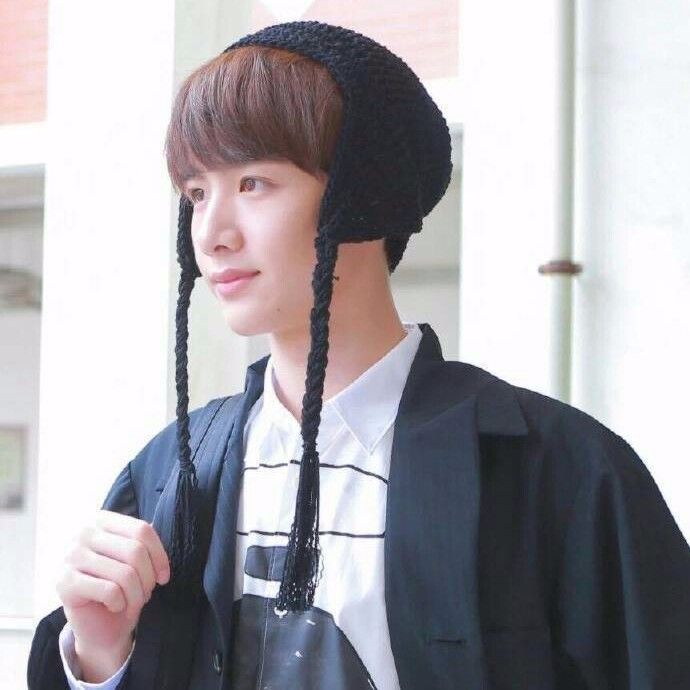 白敬亭穿秋裤,白敬亭红色秋裤