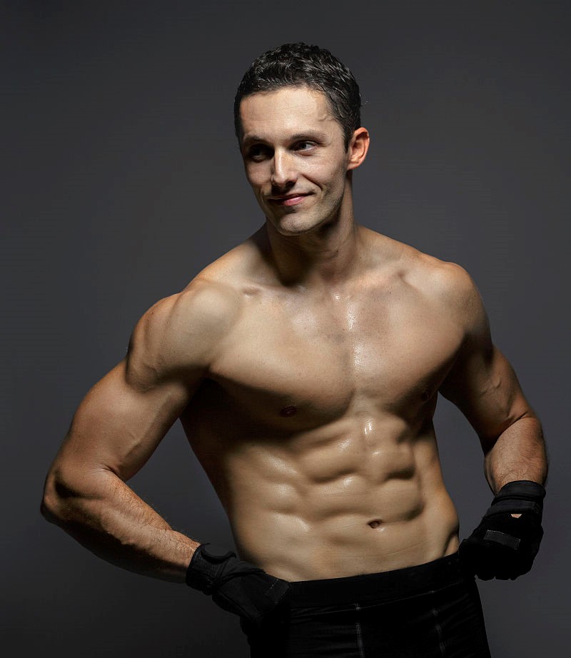 适合40-50岁哑铃运动练腹肌,只要一副哑铃怎么练胸