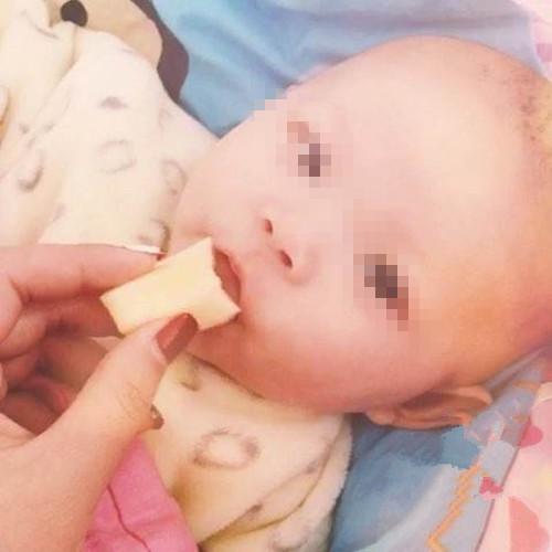 嫂子有乙肝还坚持喂侄子吃东西,弟媳劝阻不听,还说她太小气