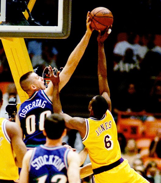 那些年科比单挑詹姆斯,回顾那些年科比的黑肘