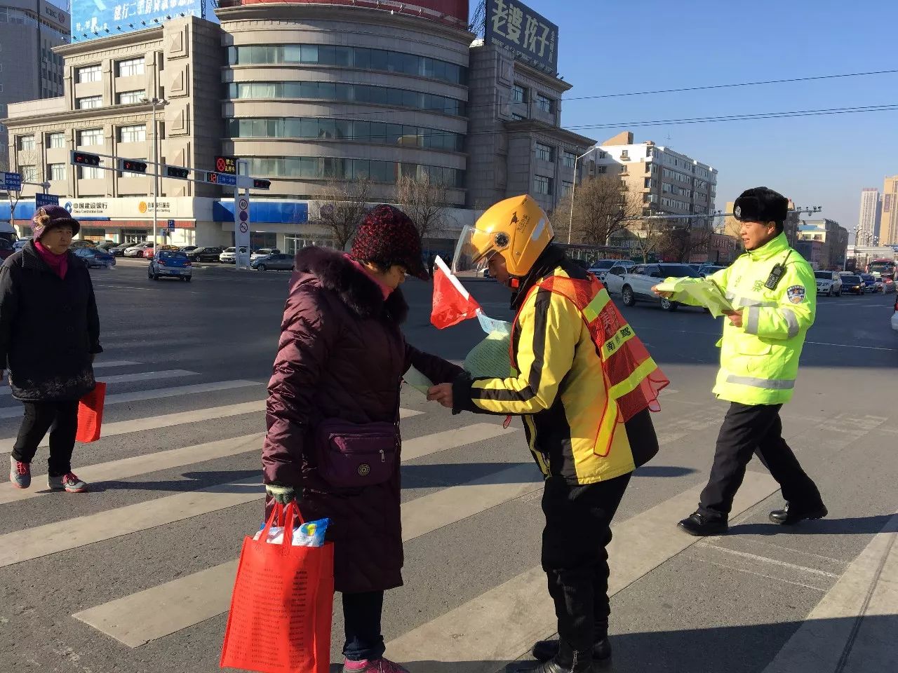 交警大队开展交通文明畅通行动,交警开展文明交通进农村宣教活动