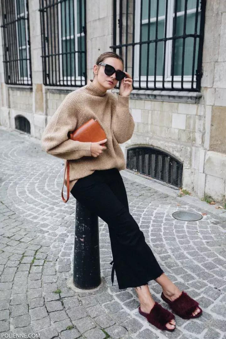 冬天纯色毛衣的高级穿搭,秋冬人手一件的毛衣怎么穿更好看