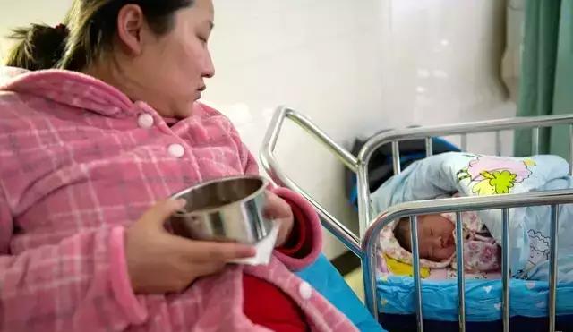 剖腹产后32天伤口出血,剖腹产35天伤口渗黄水