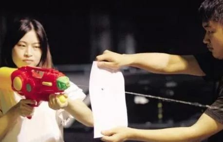 小孩玩激光笔照瞎了,男童玩激光笔已经眼睛受伤视频