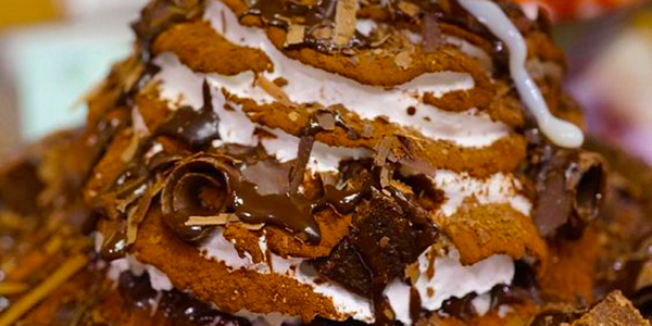 拿着蛋筒冰淇淋视频,手拿冰淇淋原视频