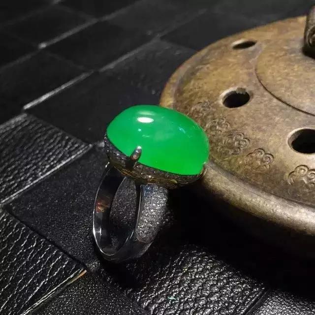 翡翠的翠性特征是显什么颜色的,翡翠翠性怎么观察