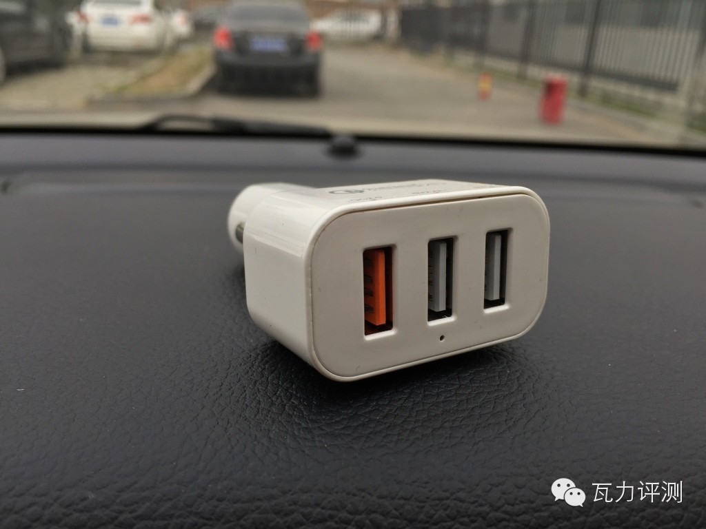 奥睿科QC2.0车载3口USB充电器评测