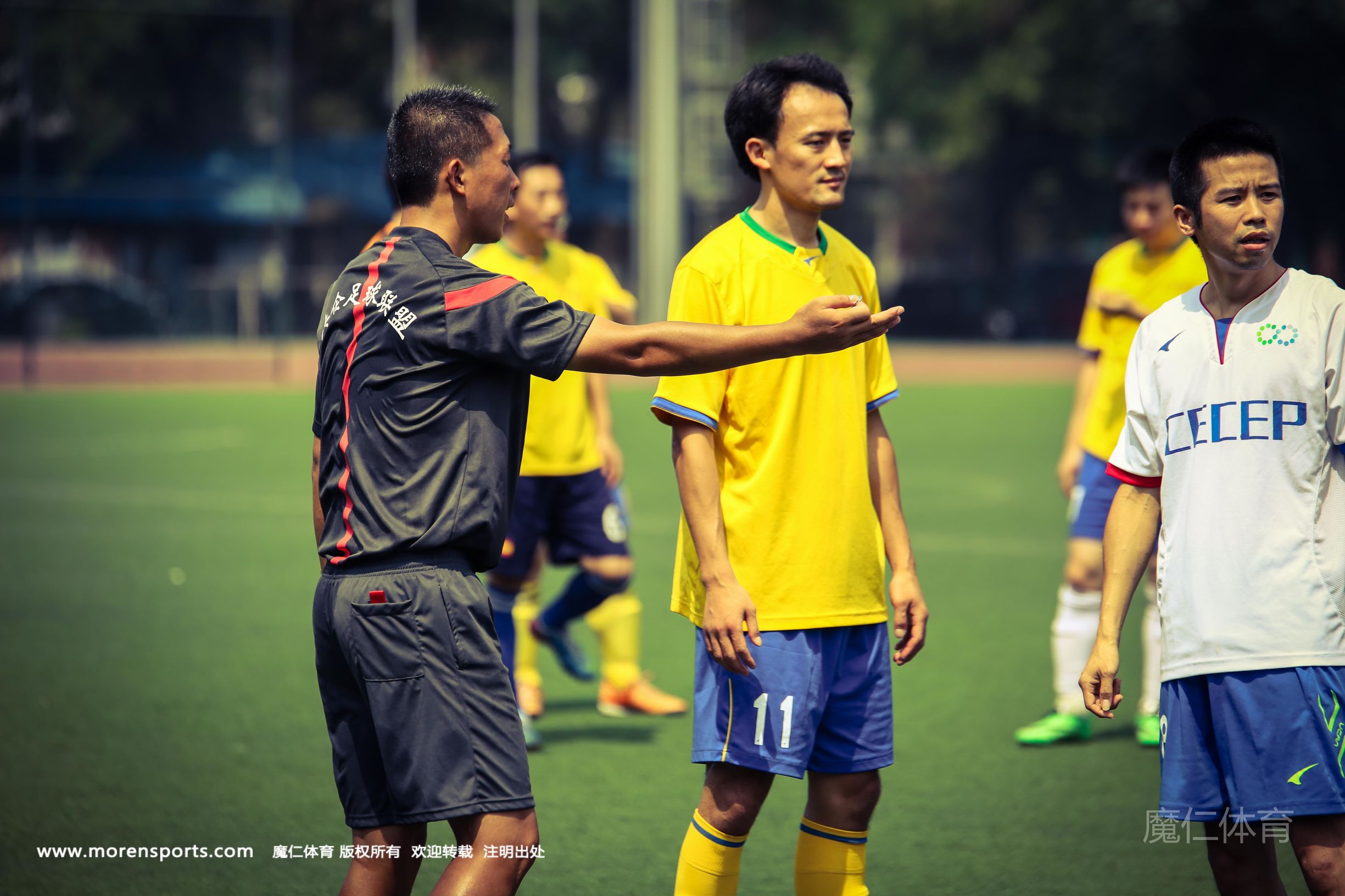 话题：对业余足球场上的裁判你想说什么，问什么？