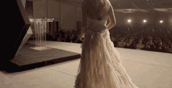 张馨予摔跟头,张馨予被扔鸡蛋