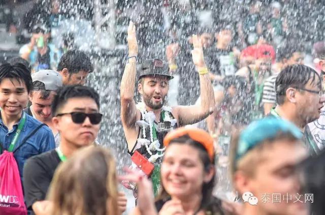 泰国泼水节中国游客,万人空巷的泰国泼水节
