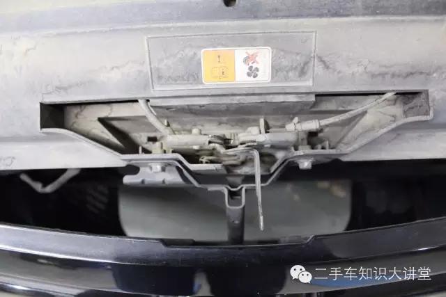 这台二手车换过悬挂、刮过底盘,但把车吊起来后,评估师惊呆了!