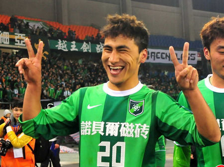 他亚冠“一球成名”,竖中指遭处罚,国奥队中展血性!