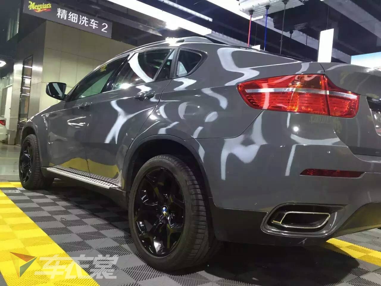 水泥灰宝马x6,宝马x6贴膜改色运动拉花
