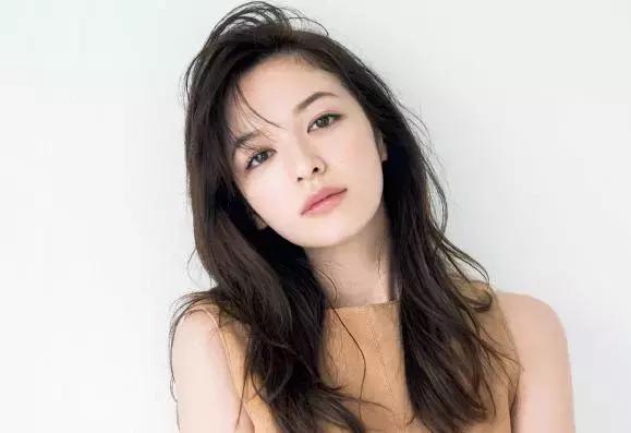 刘海半长不短简单处理视频,刘海特别短怎么拯救不用假发