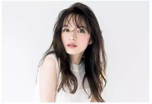 刘海半长不短简单处理视频,刘海特别短怎么拯救不用假发