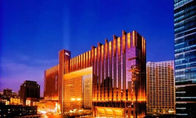 17岁落魄街头，他靠*血卖**度日，如今身价百亿娶泰国公主