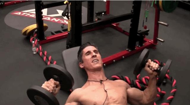 如何有效锻炼胸肌,大重量的训练才能练就饱满的胸肌