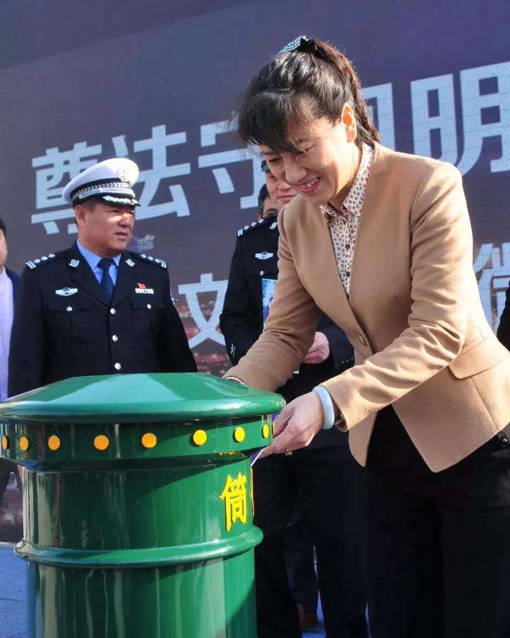 122全国文明交通安全日启动仪式,122全国交通安全日交警来到校园