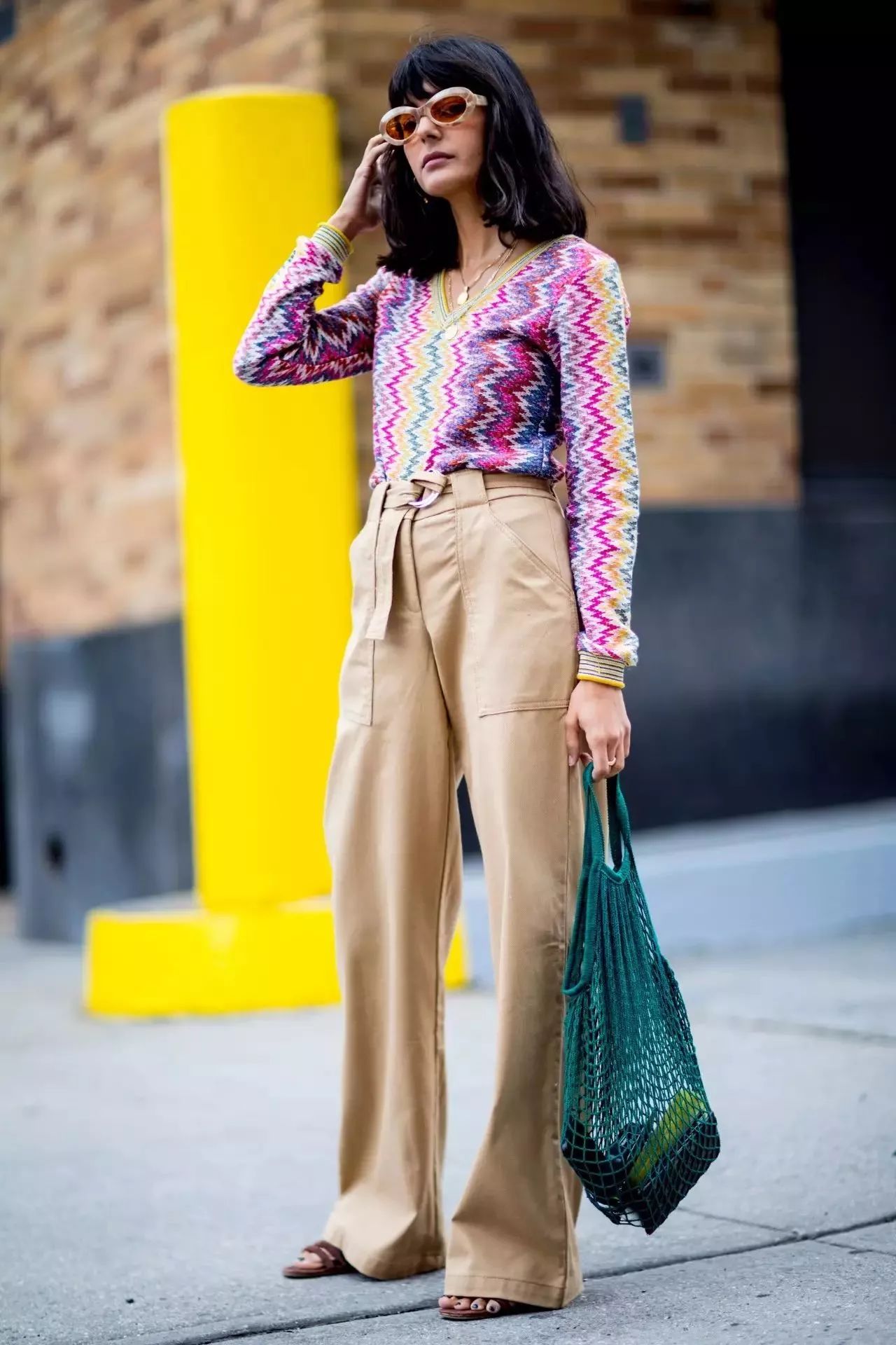 曾经大人们装零钱的小拎包、买菜的渔网兜，如今我们都快买不起了