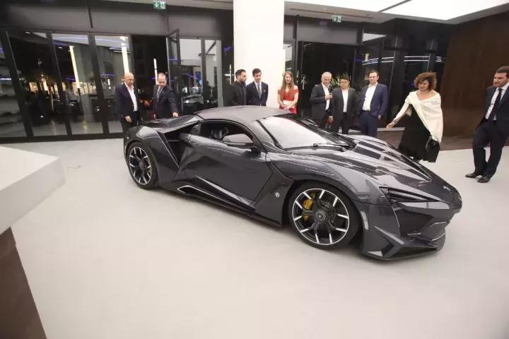 在迪拜繁华的CityWalk街区展厅，我看到了一辆中国品牌的电动车