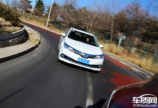 卡罗拉双擎旗舰版空间坐人实测,沉浸式体验卡罗拉双擎2017款