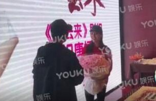 唐嫣晒侄子送其生日礼物和对话内容，小正太最后一语让唐嫣很无奈