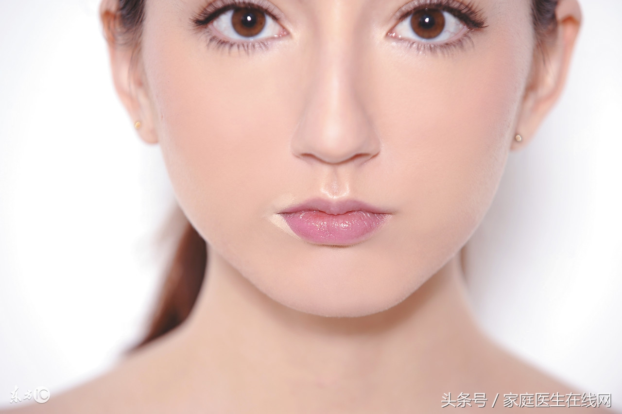 嘴角周围黑黑的一圈是什么原因,嘴角周围比较黑是怎么回事