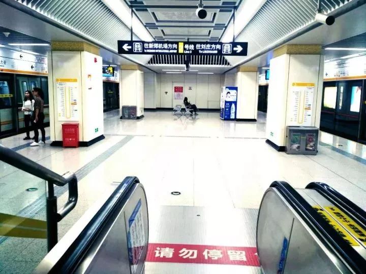 今天,我在挤爆了的郑州地铁1号线上,织了一件毛衣……