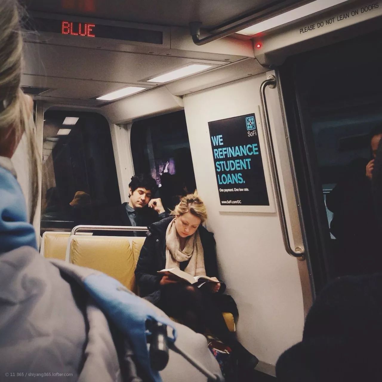 今天,我在挤爆了的郑州地铁1号线上,织了一件毛衣……