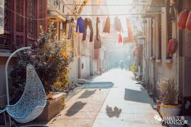 这家汉口深巷咖啡馆里的抄手摊，文青云集，肠粉只卖7元