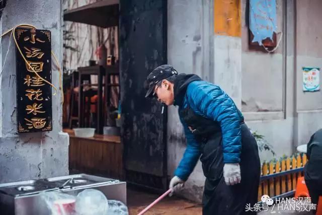 这家汉口深巷咖啡馆里的抄手摊，文青云集，肠粉只卖7元