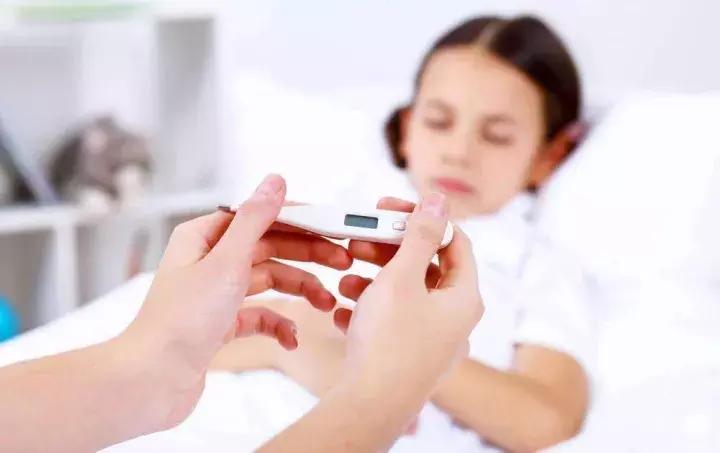 简单易学的宝宝发烧护理方式,宝宝冬天感冒发烧降温小妙招