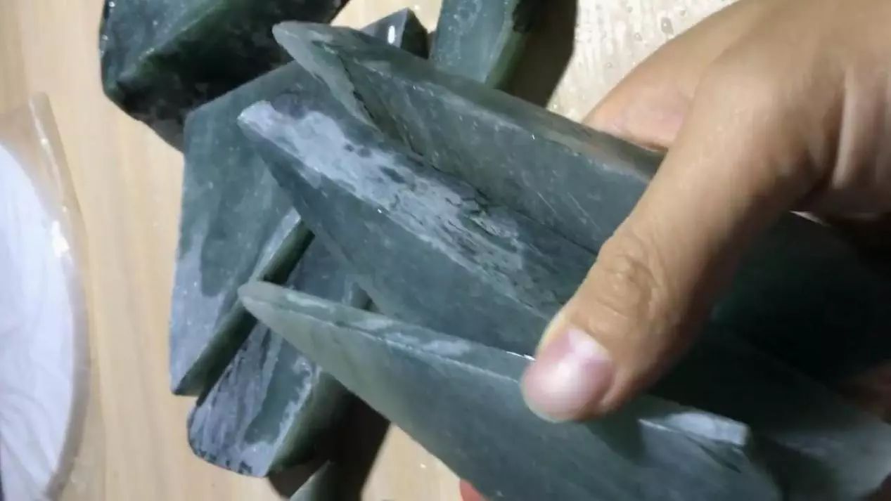 6000入手的莫西沙翡翠原石,2万拿下的莫西沙翡翠原石