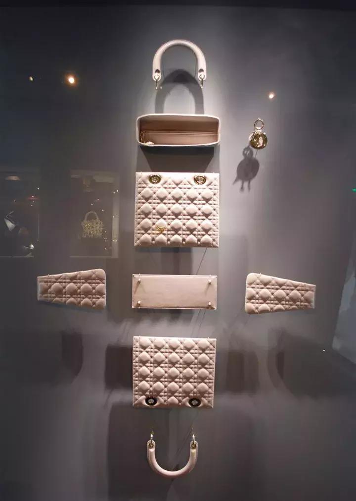 女生该不该买奢侈品牌包,背名牌包一定是虚荣吗