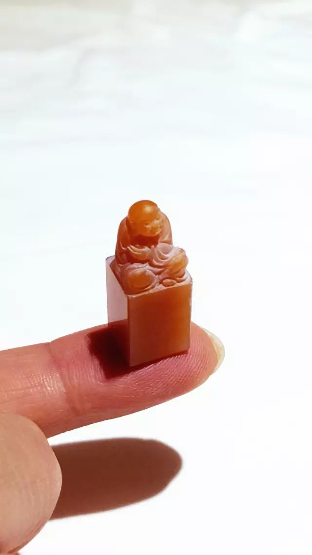 比钻石还贵的石头一克可以卖2亿,假如石头比钻石要贵