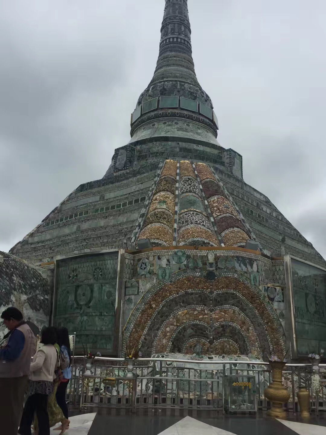 缅甸曼德勒角湾翡翠市场原石收购,缅甸角湾翡翠交易市场