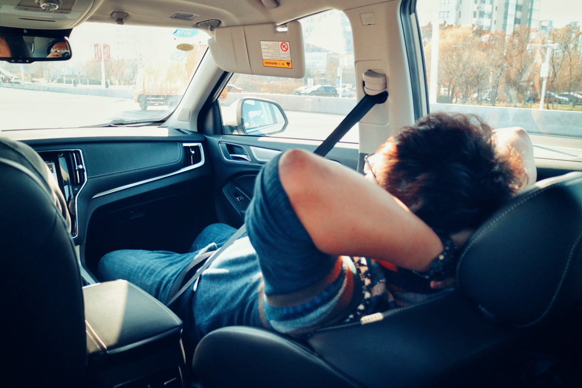 盘点雪天路滑摔倒爆笑场面,自驾游雪地上遇到突发事件