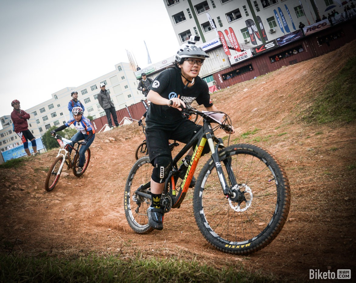 新手土坡赛初体验菜腿兔扑倒在世界级高手的车轮下（含福利公布）