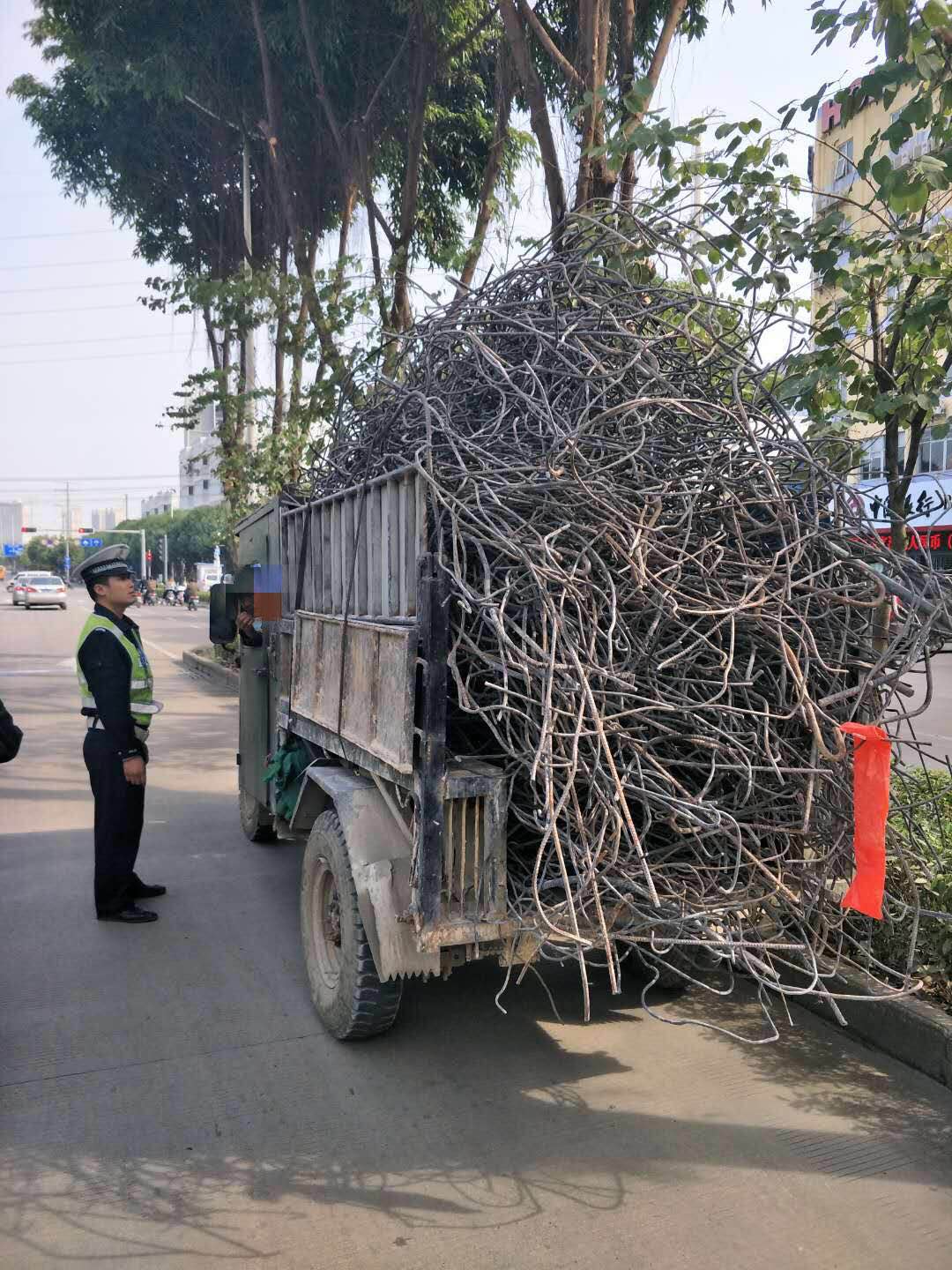 这些马路上的定时*弹炸**,99%的过路司机都怕它,在路上离它越远越好!